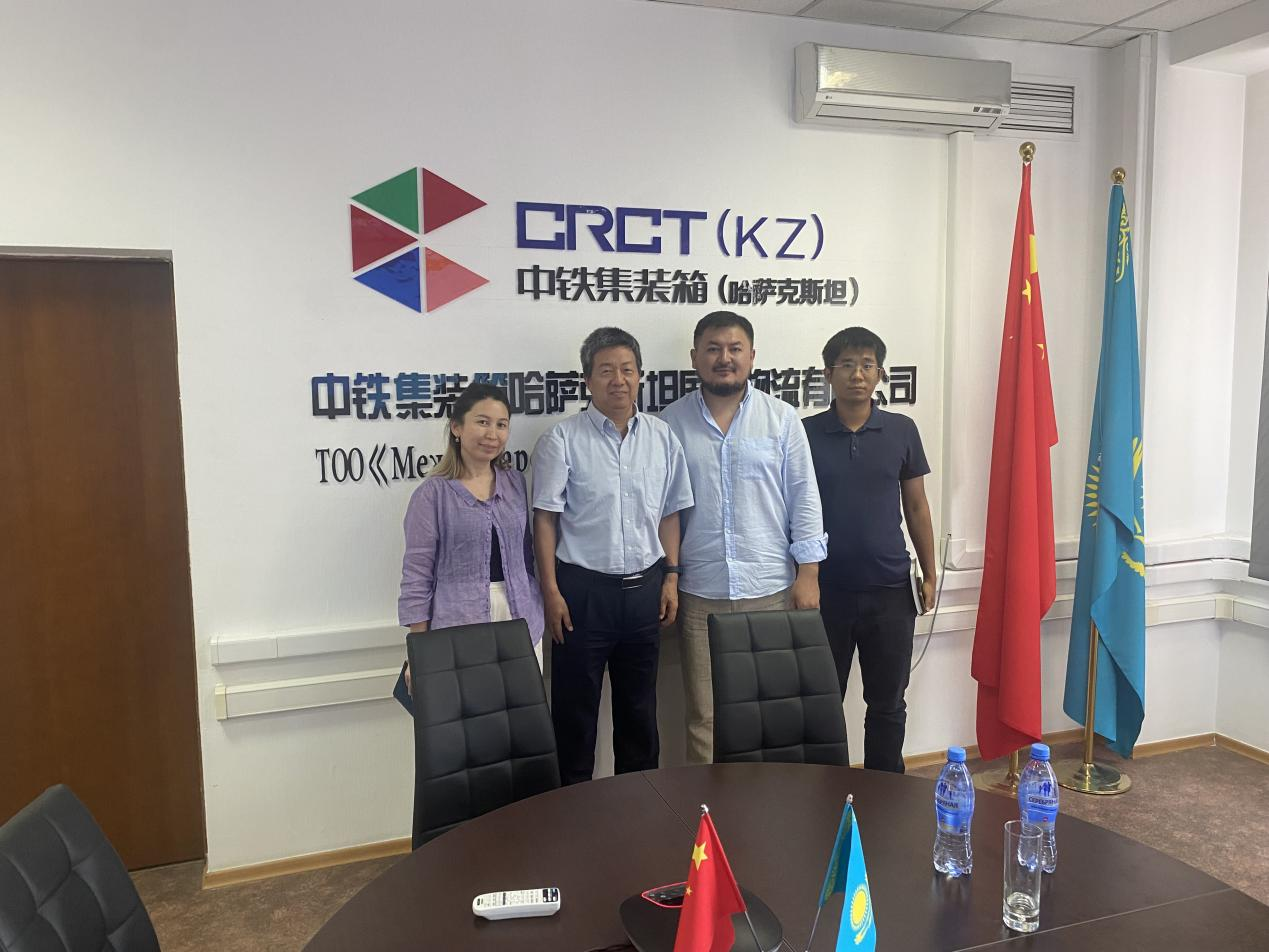 Жағада жалаңаш қыздар мен жігіттер